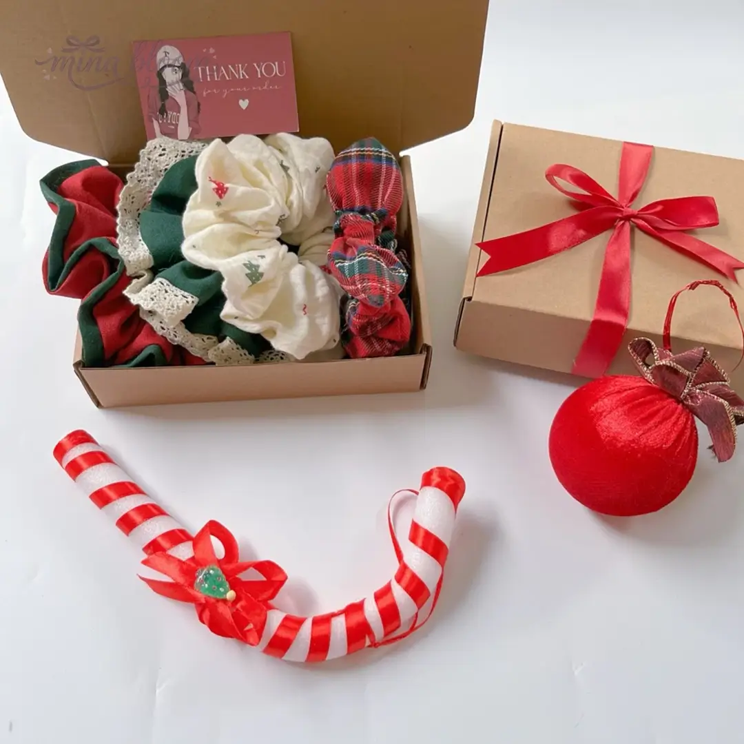 Hộp quà scrunchies đỏ Mina Bloom