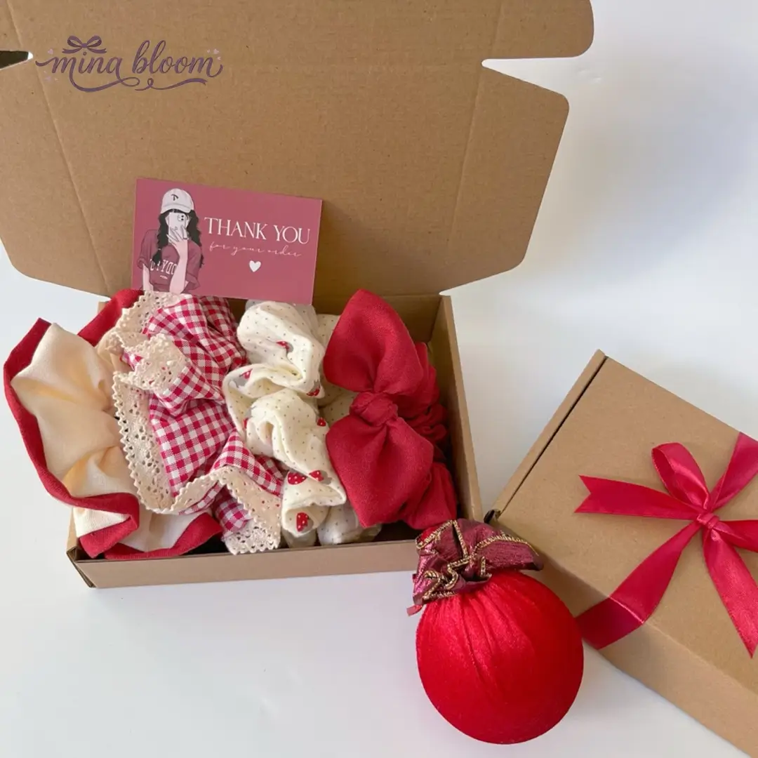 Hộp quà scrunchies đỏ Mina Bloom