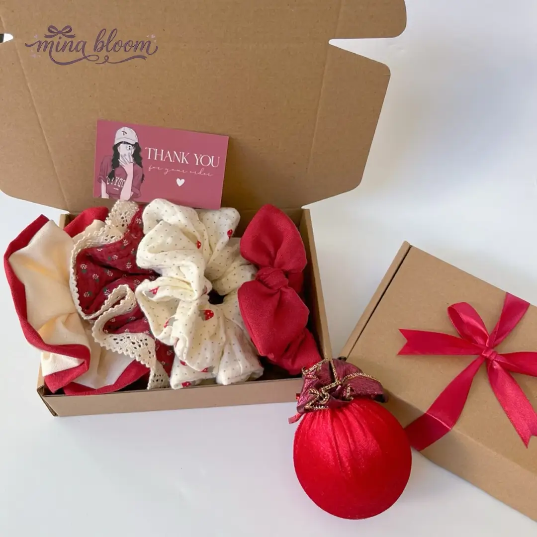Gửi trao bình yên với hộp quà scrunchies đỏ Mina Bloom - Ảnh 8