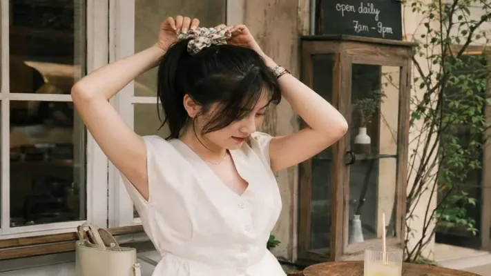 Scrunchies hoa nhí nhã nhặn, phụ kiện tóc vải thô hoa và scrunchies chấm bi vintage phong cách nữ tính